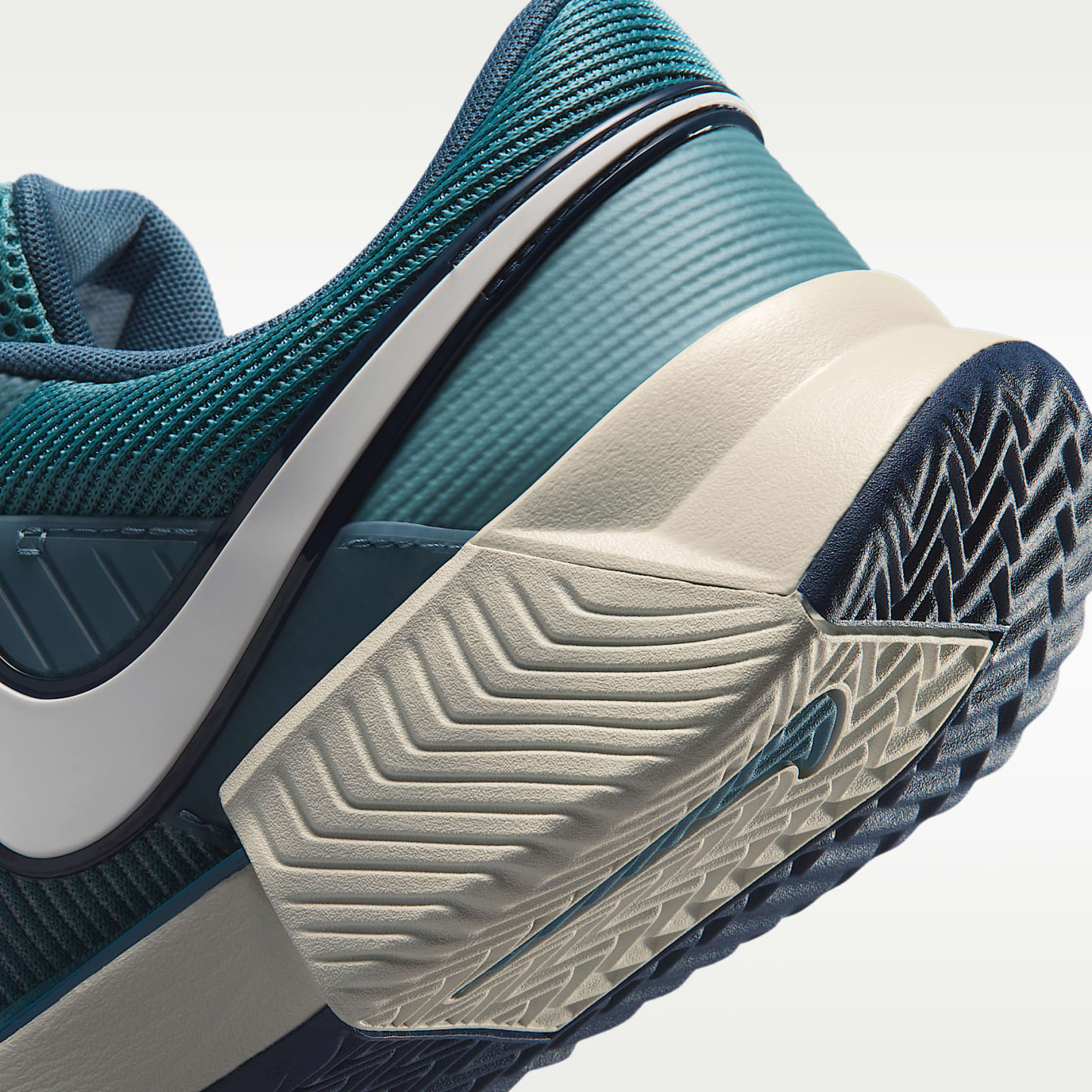 Nike GP Challenge 1.5 Tennisschuh für Sandplätze (Herren) – Smokey Blue/Light Bone/New Slate/Weiß