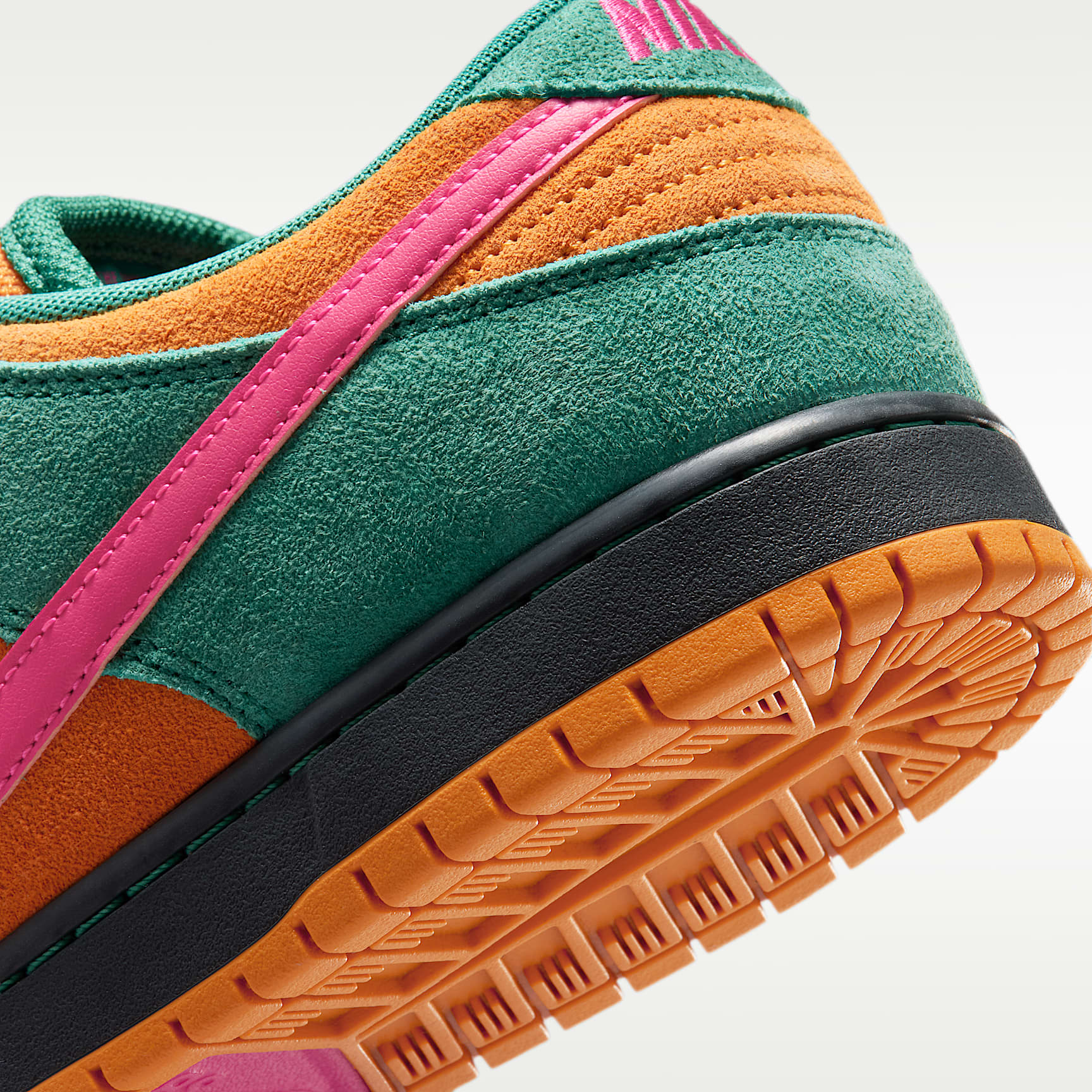 Nike SB Dunk Low Pro Skateboardschuh – Green Noise/Light Curry/Off Noir/Watermelon