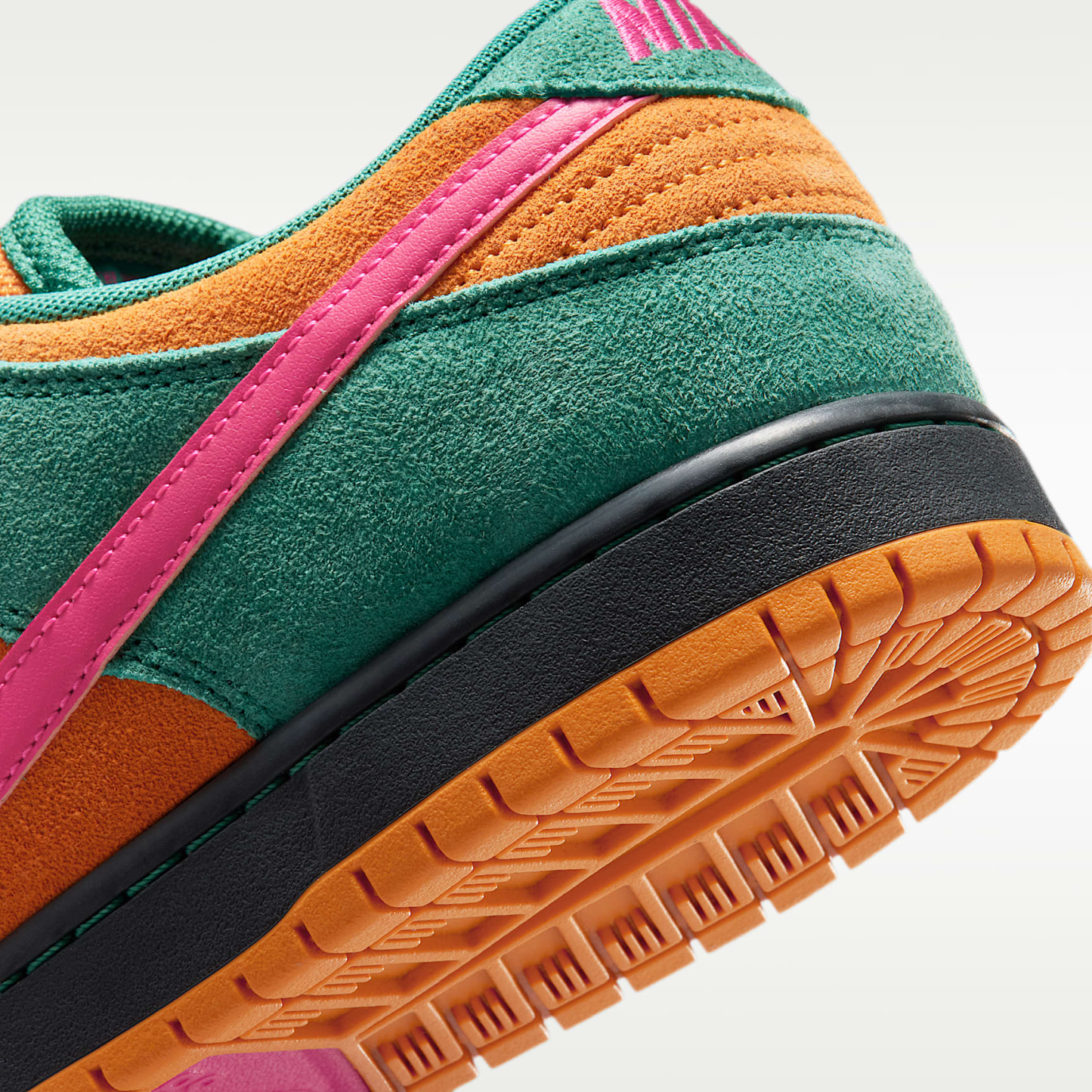 Nike SB Dunk Low Pro Skateboardschuh – Green Noise/Light Curry/Off Noir/Watermelon