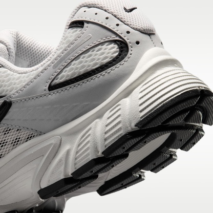 Nike V5 RNR Schuh (Damen) – Sail/Schwarz/Vast Grey/Sail