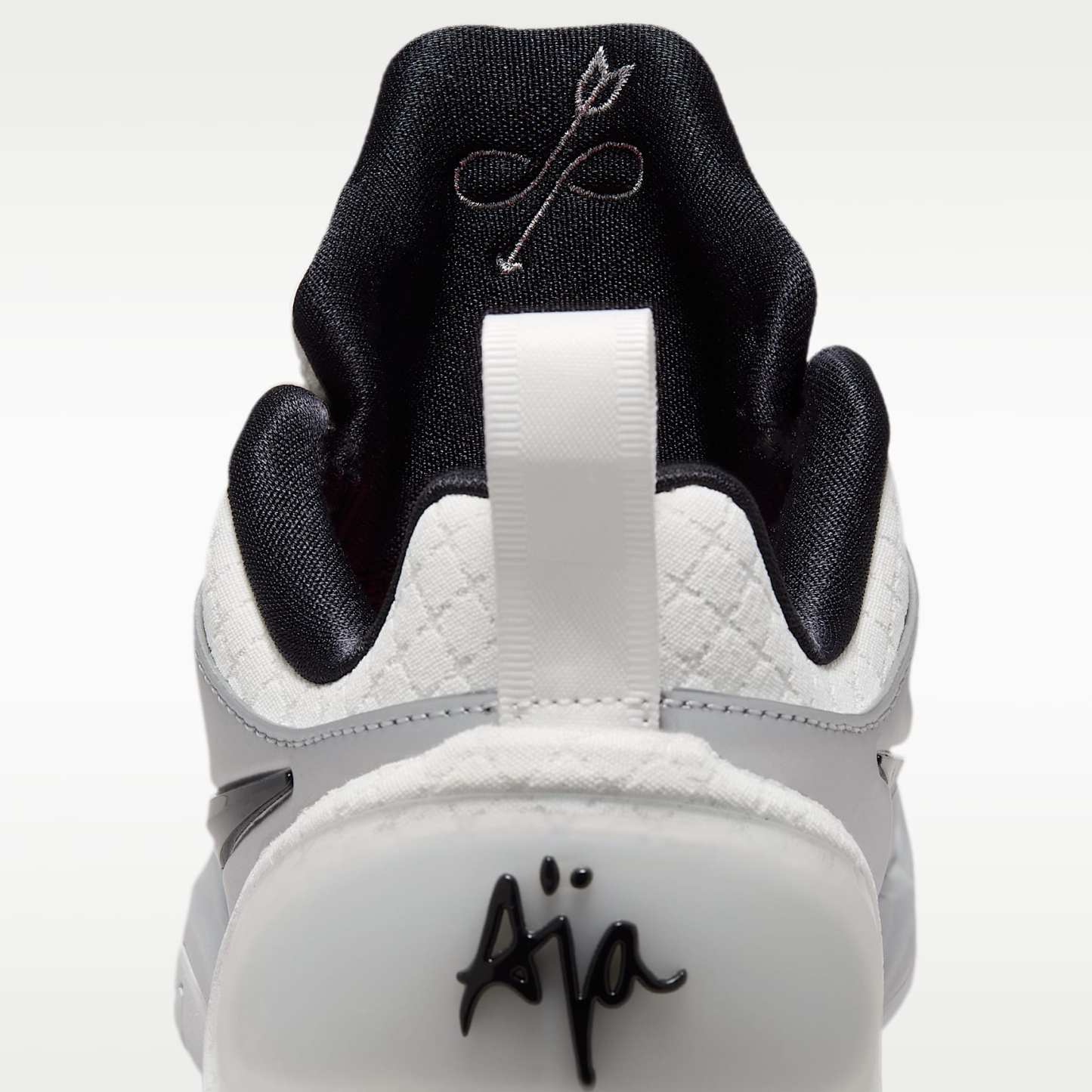 A'Two "Mirrored" A'ja Wilson Basketballschuh – Summit White/Metallic Silver/Schwarz