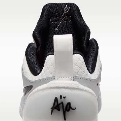 A'Two "Mirrored" A'ja Wilson Basketballschuh – Summit White/Metallic Silver/Schwarz