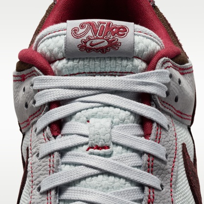 Nike Dunk Low Retro SE Schuh (Herren) – Pure Platinum/Wolf Grey/Team Red/Burgundy Crush
