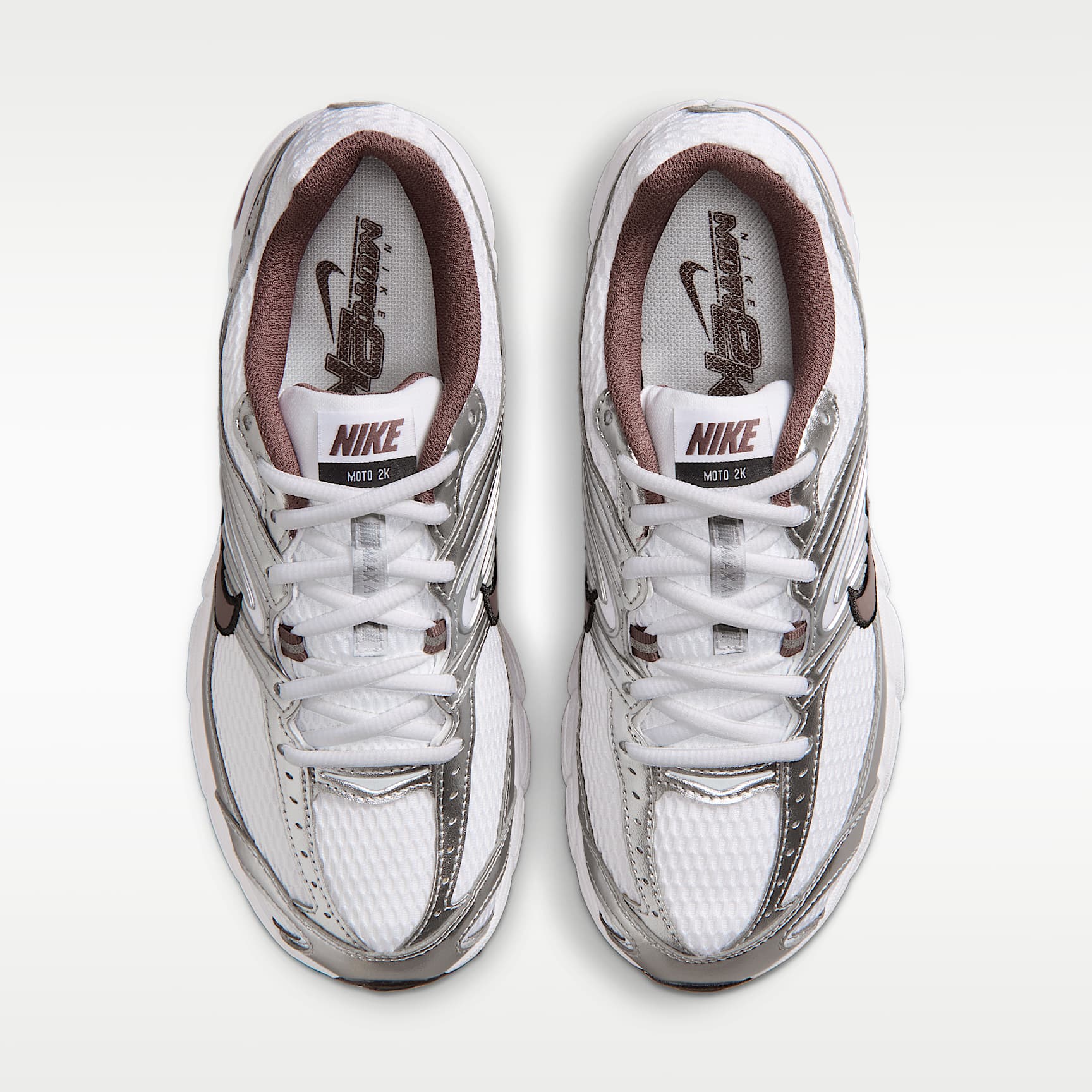 Nike Air Max Moto 2K Schuh mit reflektierenden Akzenten (Damen) – Weiß/Metallic Silver/Schwarz/Tattoo