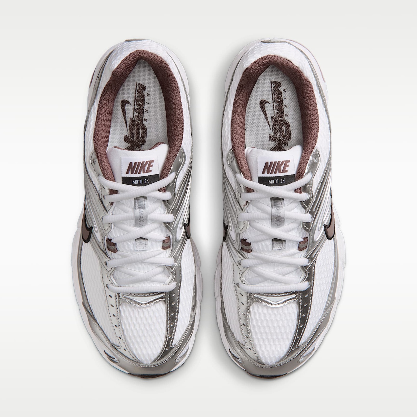 Nike Air Max Moto 2K Schuh mit reflektierenden Akzenten (Damen) – Weiß/Metallic Silver/Schwarz/Tattoo