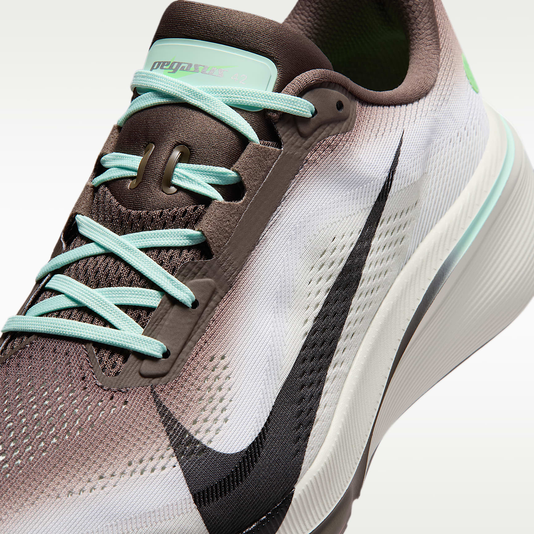 Nike Pegasus 42 Straßenlaufschuh (Herren) – Ironstone/Sea Glass/Arctic Green/Schwarz