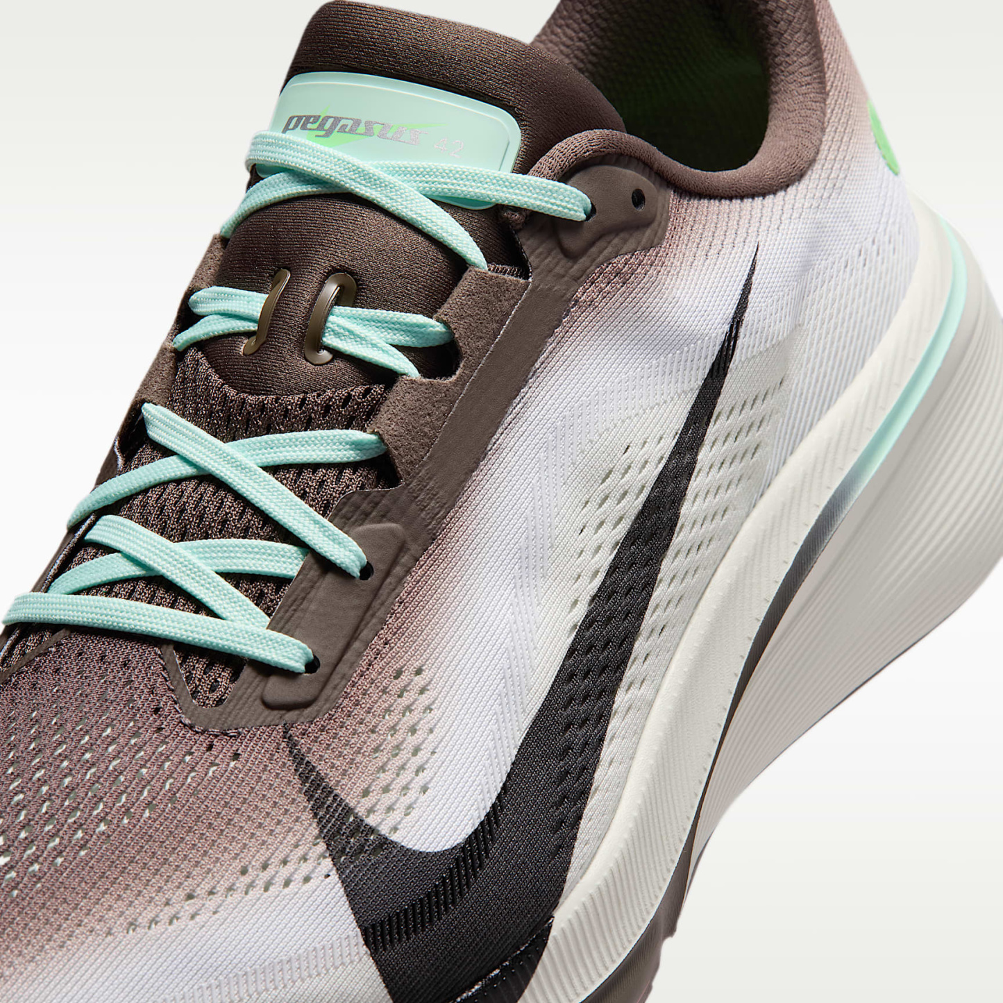 Nike Pegasus 42 Straßenlaufschuh (Herren) – Ironstone/Sea Glass/Arctic Green/Schwarz