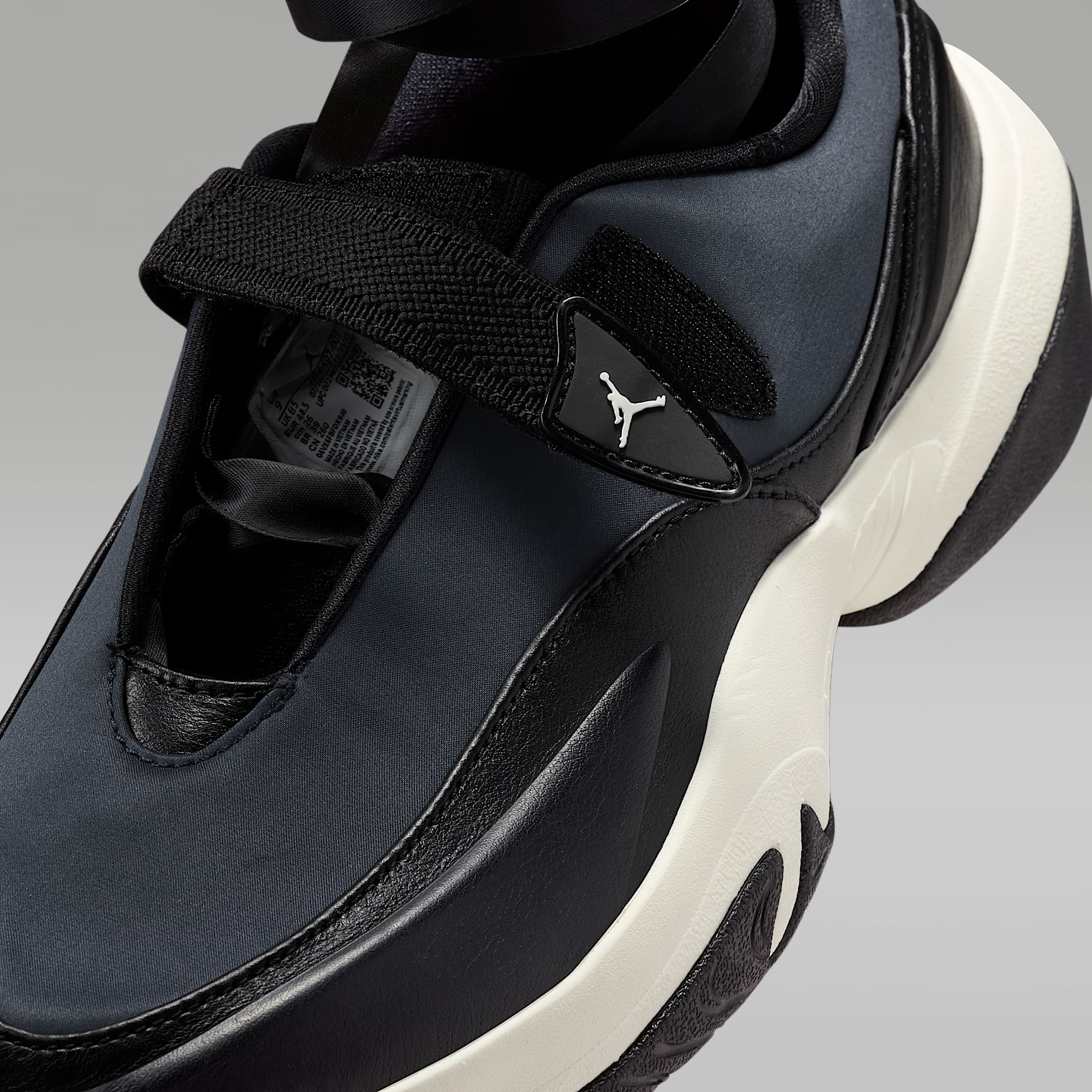 Jordan Pointe Schuh (Damen) – Schwarz/Sail