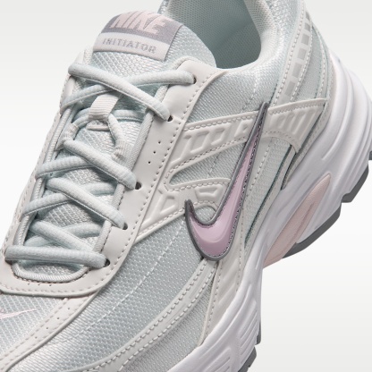 Nike Initiator Damenschuh – Summit White/Off White/Light Magenta/Bleached Lilac