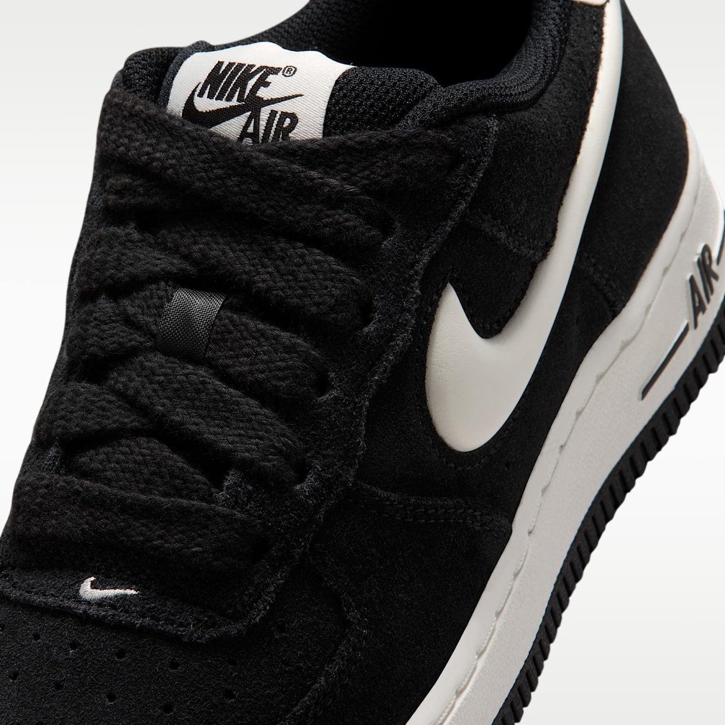 Nike Air Force 1 LV8 Schuh (ältere Kinder) – Schwarz/Sail