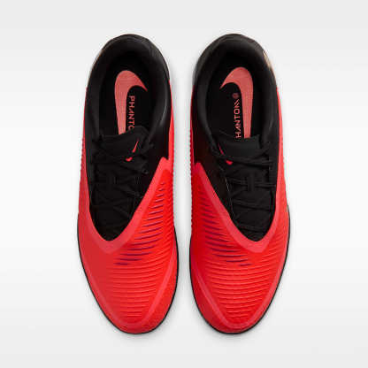 Nike Phantom 6 Low Academy Fußballschuh für Hallen- und Hartplätze – Bright Crimson/Schwarz/Blur