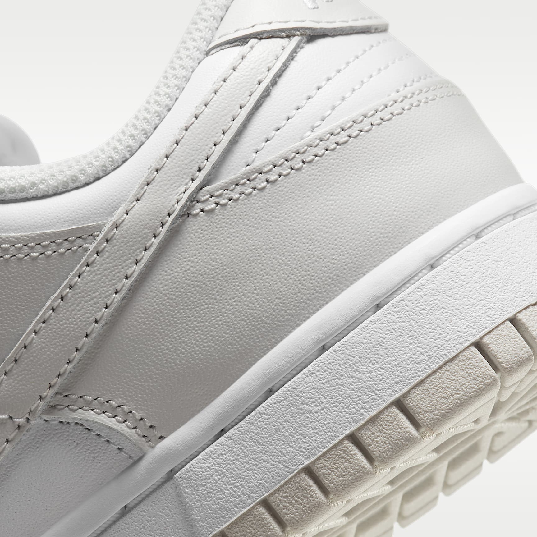 Nike Dunk Low Damenschuh – Weiß/Weiß/Photon Dust