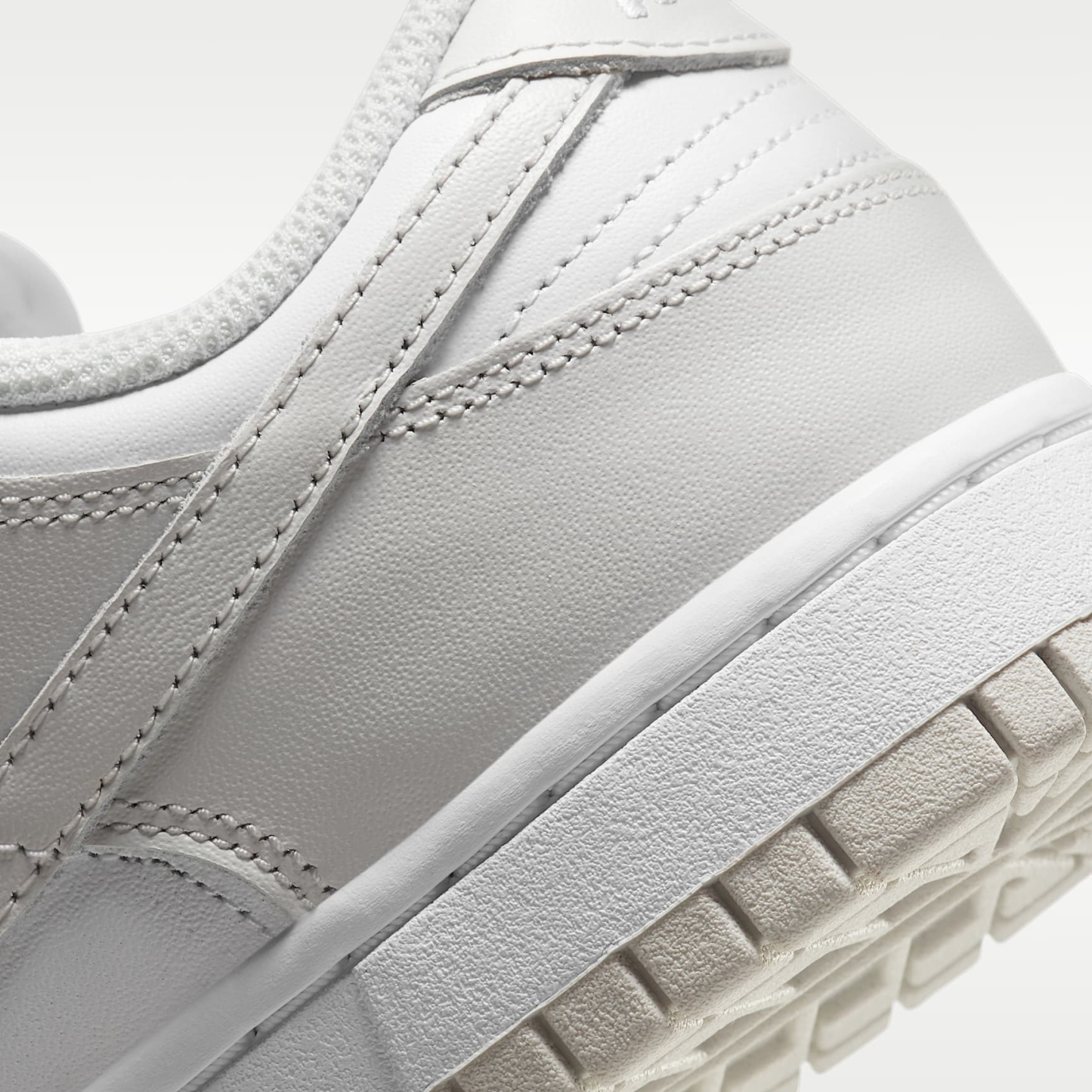 Nike Dunk Low Damenschuh – Weiß/Weiß/Photon Dust