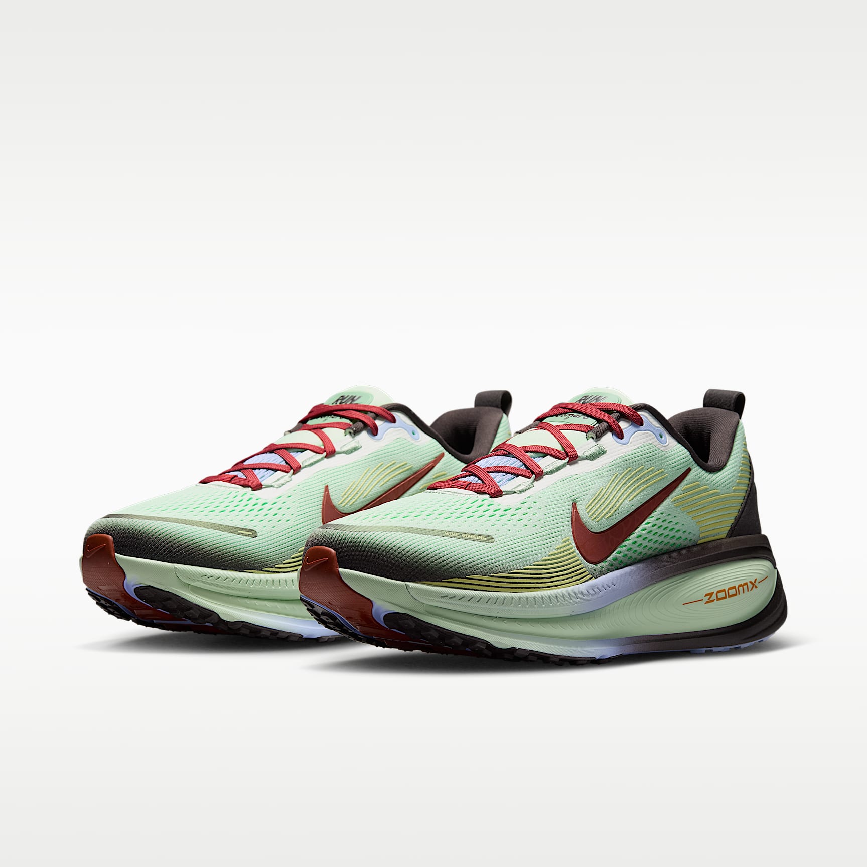 Nike Vomero 18 SE Straßenlaufschuh (Herren) – Frosted Spruce/Tar/Purple Fade/Rugged Orange