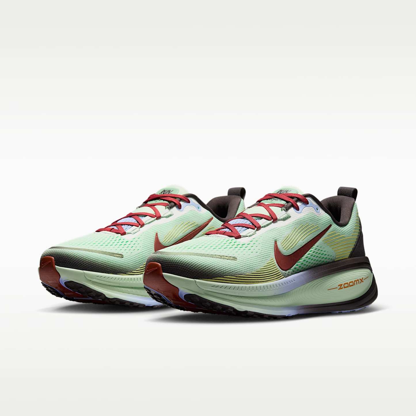 Nike Vomero 18 SE Straßenlaufschuh (Herren) – Frosted Spruce/Tar/Purple Fade/Rugged Orange