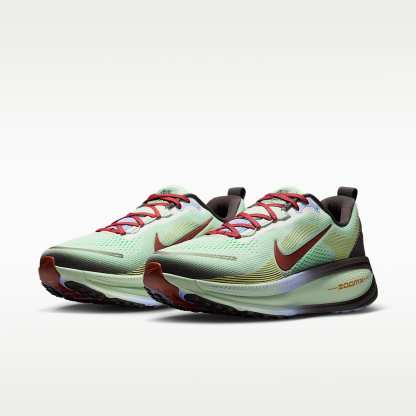 Nike Vomero 18 SE Straßenlaufschuh (Herren) – Frosted Spruce/Tar/Purple Fade/Rugged Orange