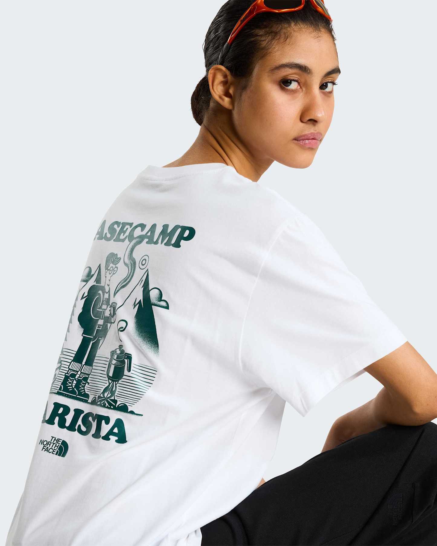 Unisex Basecamp Barista Graphic T-Shirt mit lockerer Passform – TNF White-Pacific Teal
