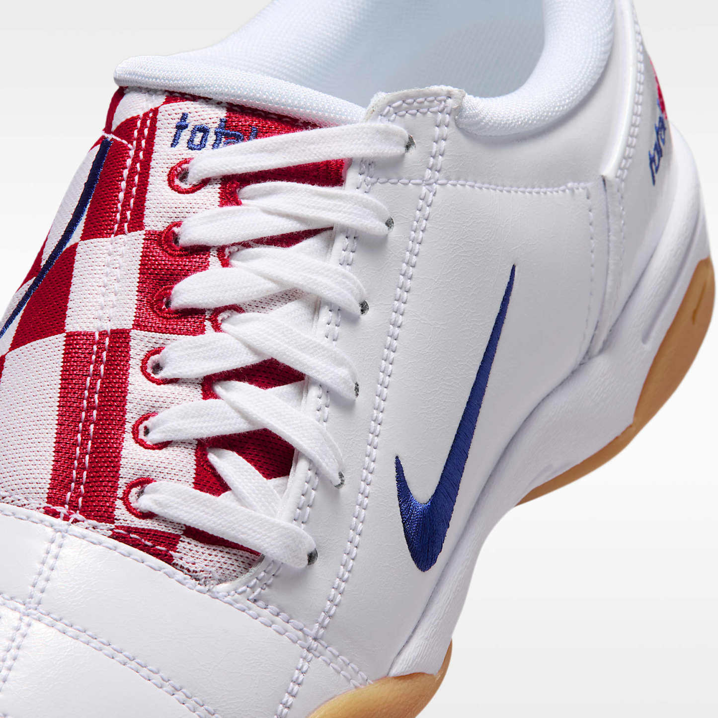 Nike Total 90 Checkered Herrenschuh – Weiß/University Red/Gum Yellow/Deep Royal Blue