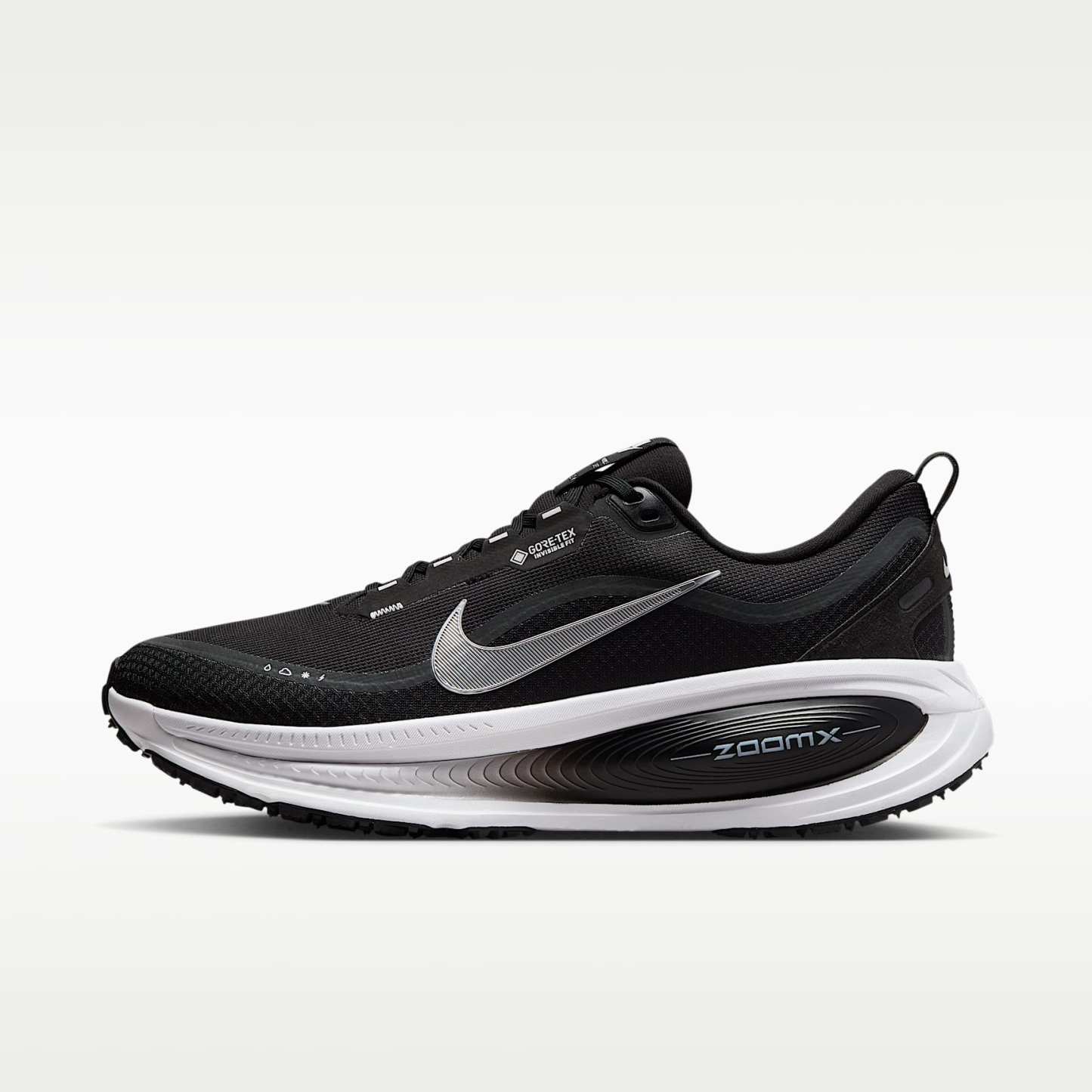 Nike Vomero 18 GORE-TEX wasserdichter Straßenlaufschuh mit reflektierenden Akzenten (Herren) – Schwarz/Anthracite/Weiß/Metallic Silver