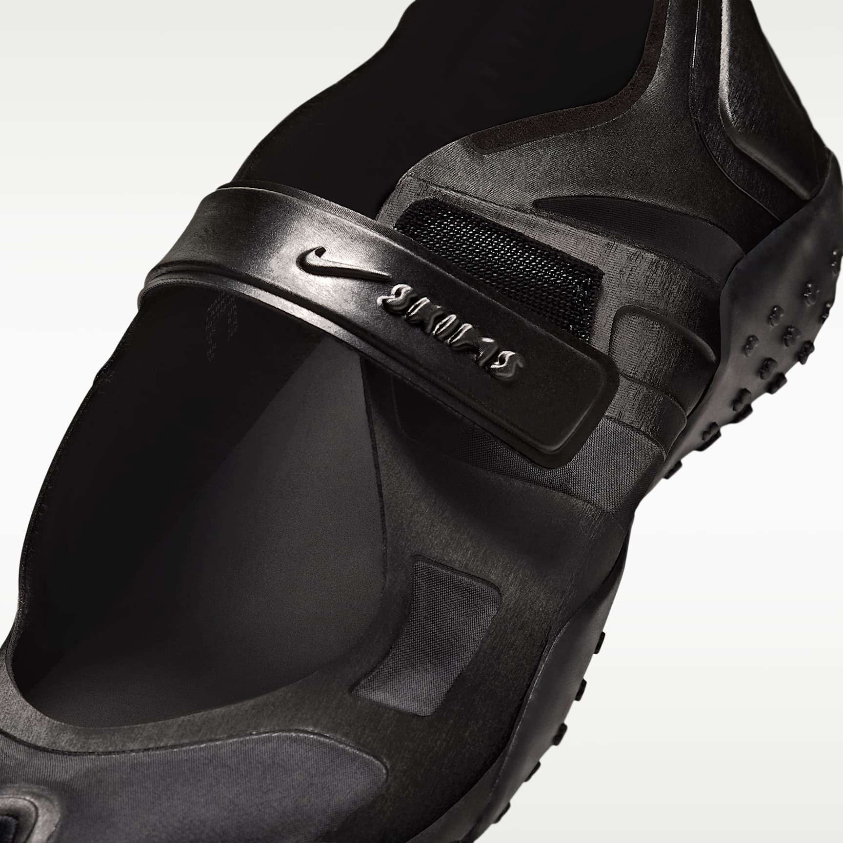 NikeSKIMS Rift Satin Schuh (Damen) – Schwarz/Schwarz/Schwarz