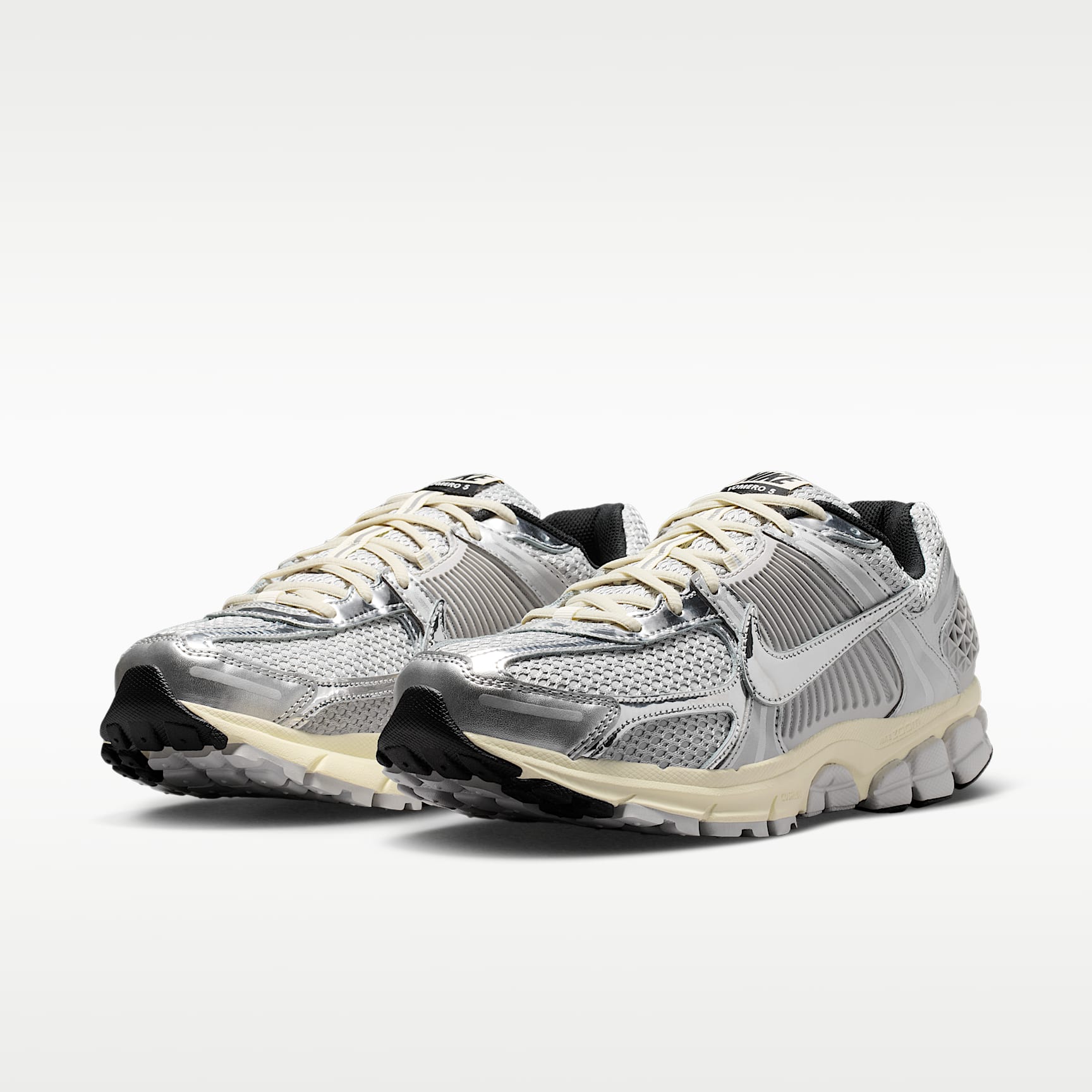 Nike Zoom Vomero 5 Schuh (Herren) – Grey Fog/Metallic Silver/Coconut Milk/Chrome