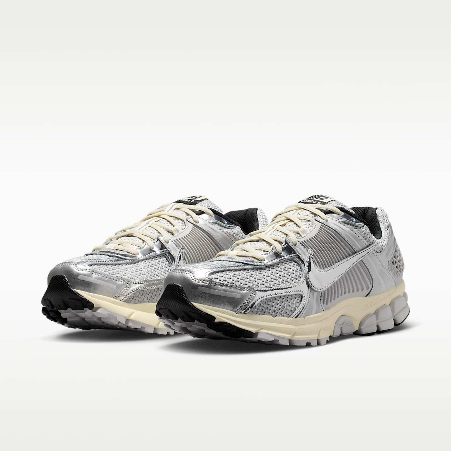 Nike Zoom Vomero 5 Schuh (Herren) – Grey Fog/Metallic Silver/Coconut Milk/Chrome