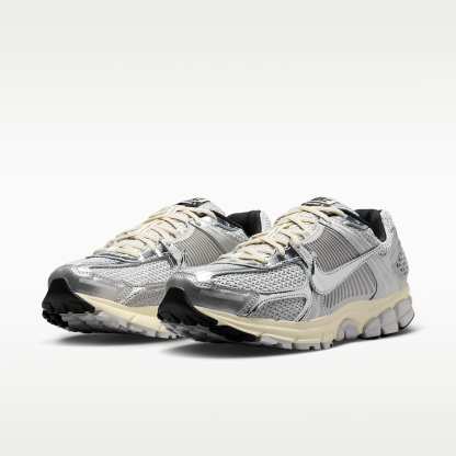 Nike Zoom Vomero 5 Schuh (Herren) – Grey Fog/Metallic Silver/Coconut Milk/Chrome