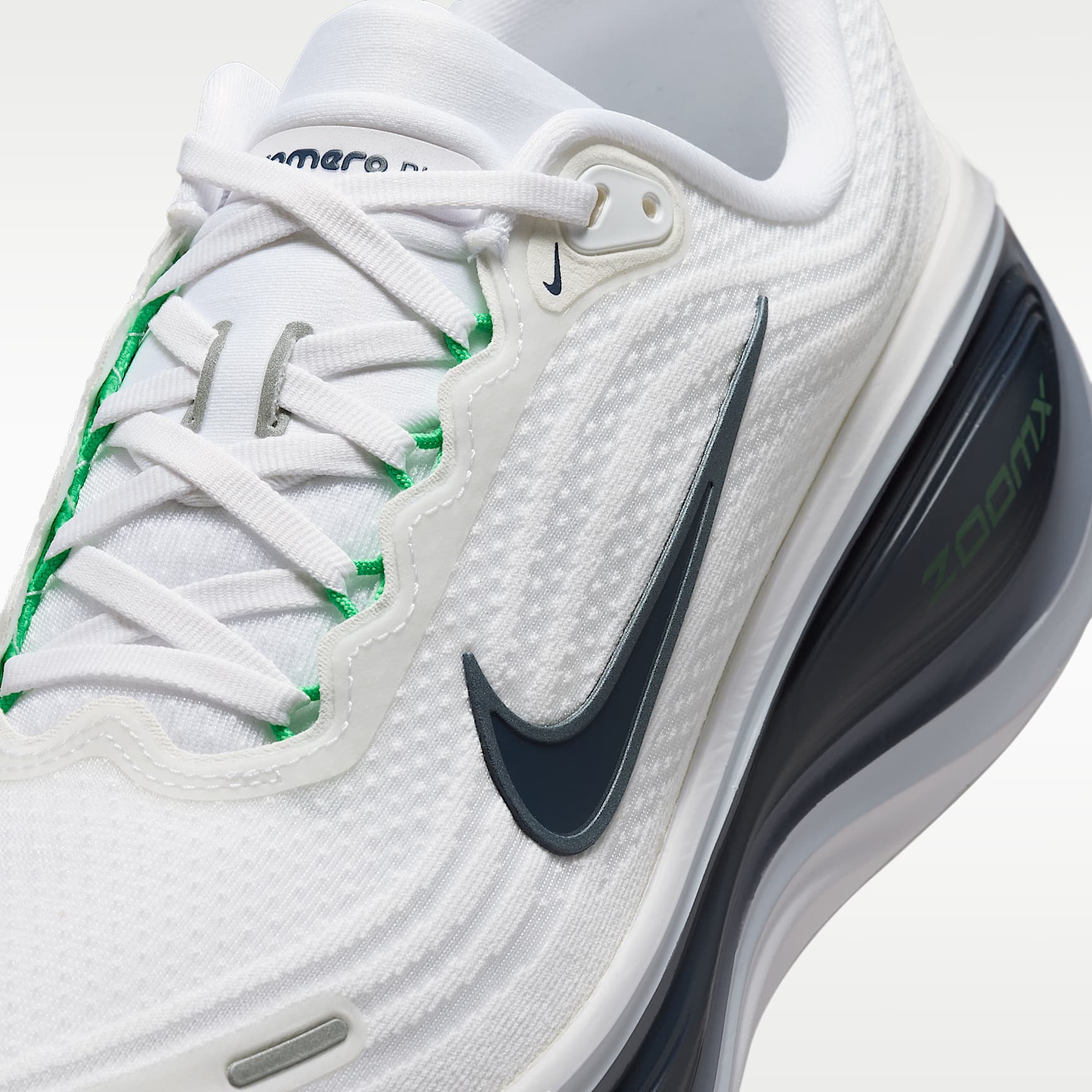 Nike Vomero Plus Straßenlaufschuh (Herren) – Weiß/Green Spark/World Indigo/Midnight Navy