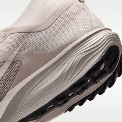 ACG Pegasus Trail GORE-TEX wasserdichter Traillaufschuh (Herren) – Cream II/Light Orewood Brown