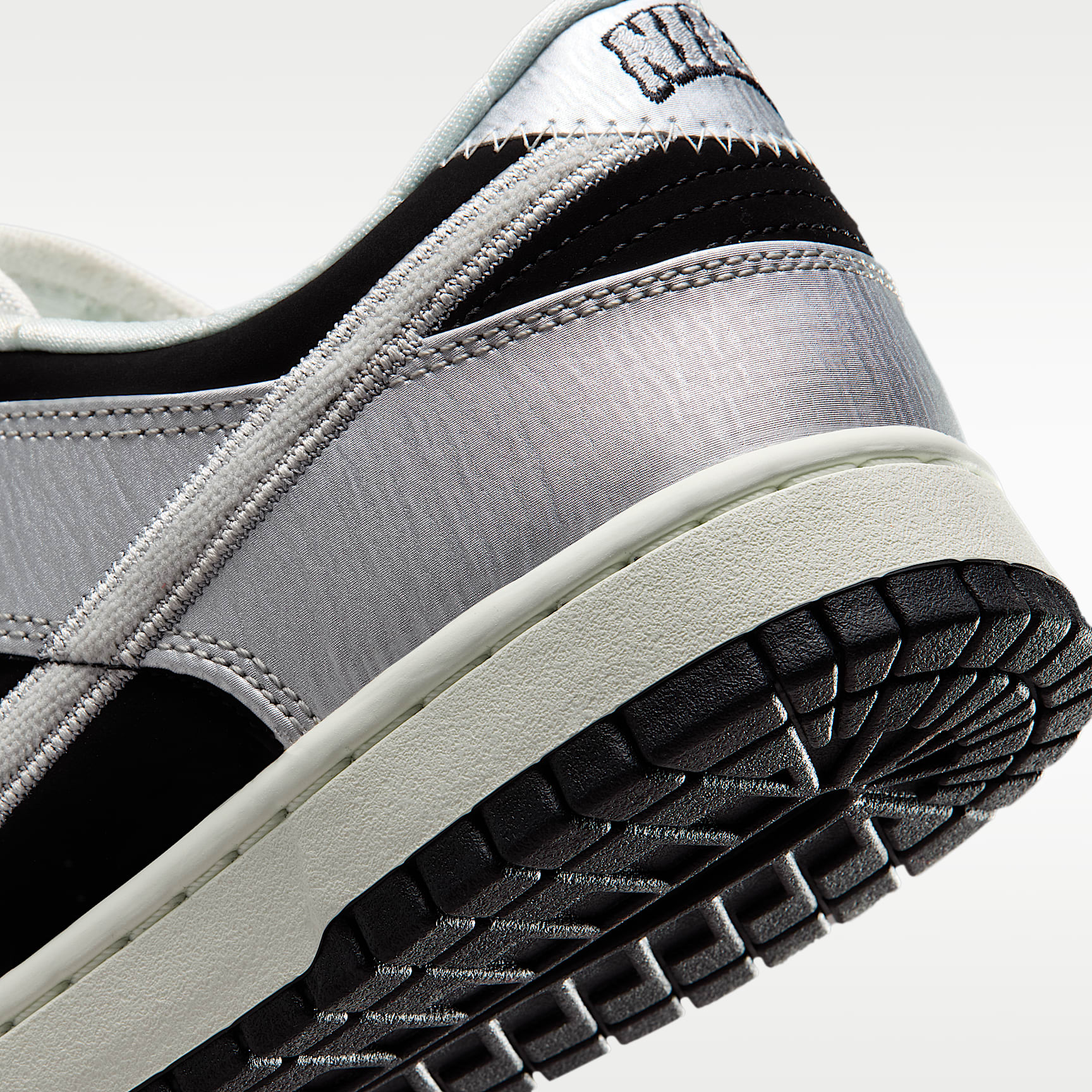 Nike Dunk Low Retro Herrenschuh – Metallic Silver/Schwarz/Sail/Metallic Silver