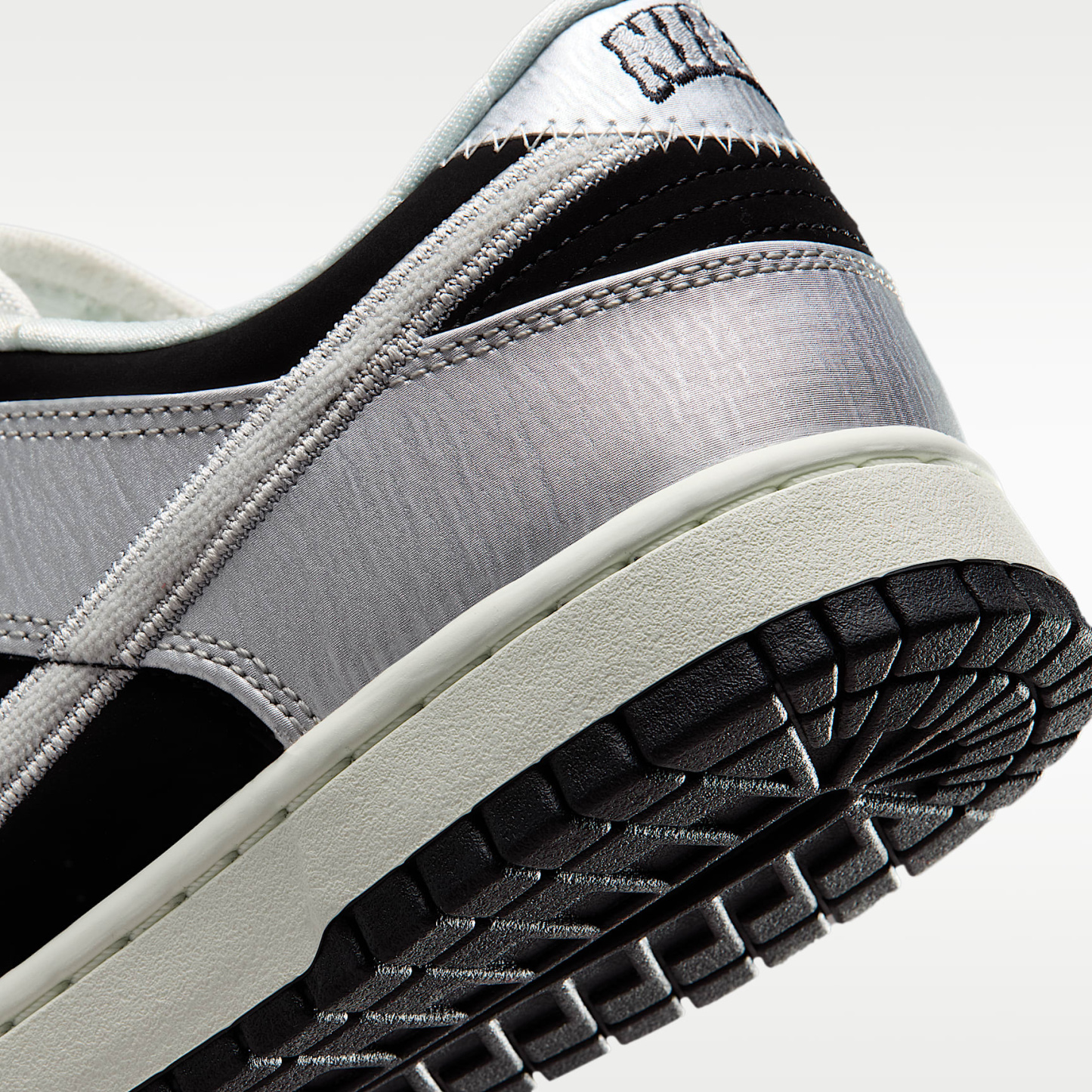 Nike Dunk Low Retro Herrenschuh – Metallic Silver/Schwarz/Sail/Metallic Silver