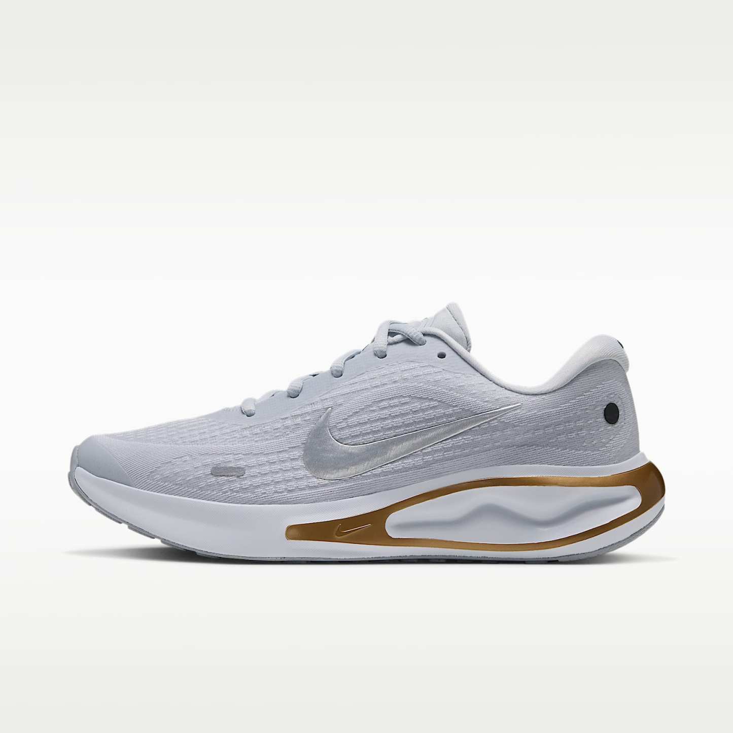 Nike Journey Run Straßenlaufschuh für Damen – Pure Platinum/Metallic Gold/Off White/Metallic Silver