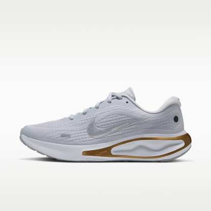 Nike Journey Run Straßenlaufschuh für Damen – Pure Platinum/Metallic Gold/Off White/Metallic Silver