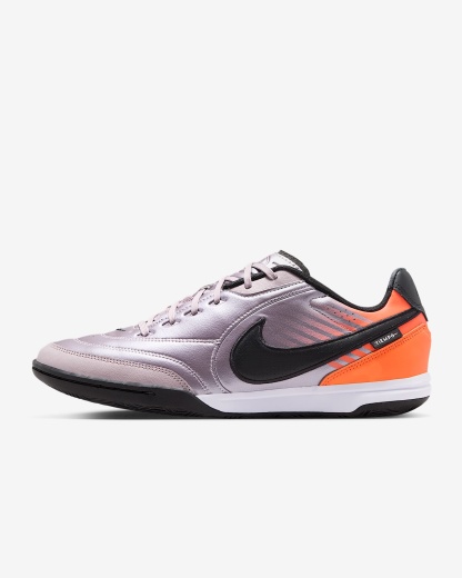 Nike Tiempo Streetgato PRM Heritage Low-Top-Fußballschuh für Hallen- und Hartplätze – Bleached Lilac/Total Orange/Schwarz