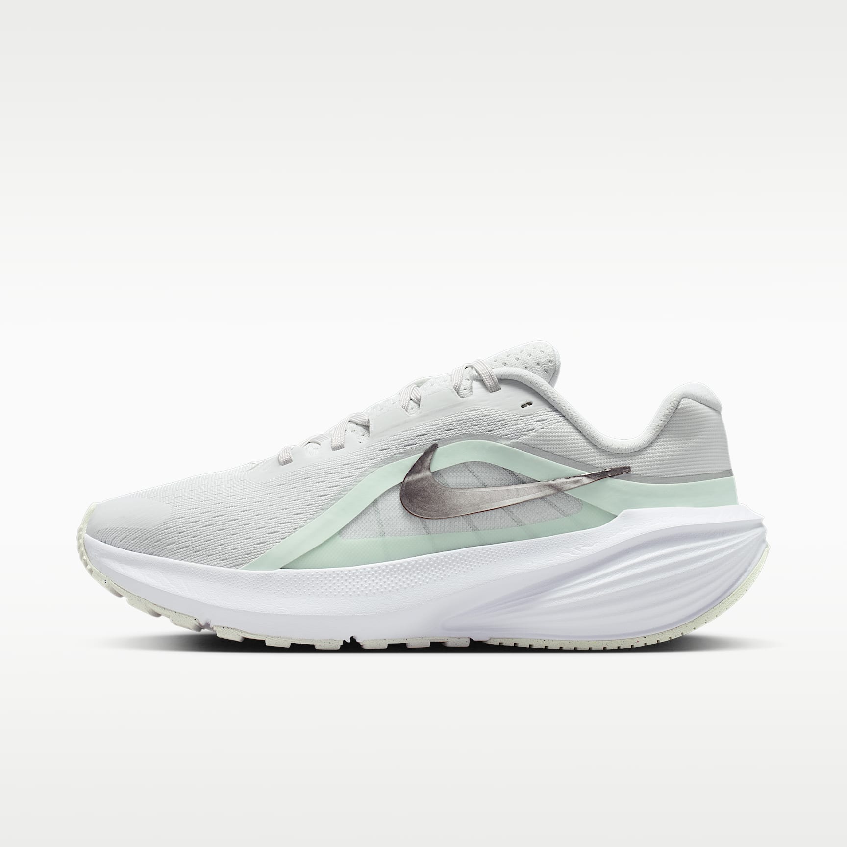 Nike Downshifter 14 Straßenlaufschuh (Damen) – Off White/Barely Green/Weiß/Metallic Silver