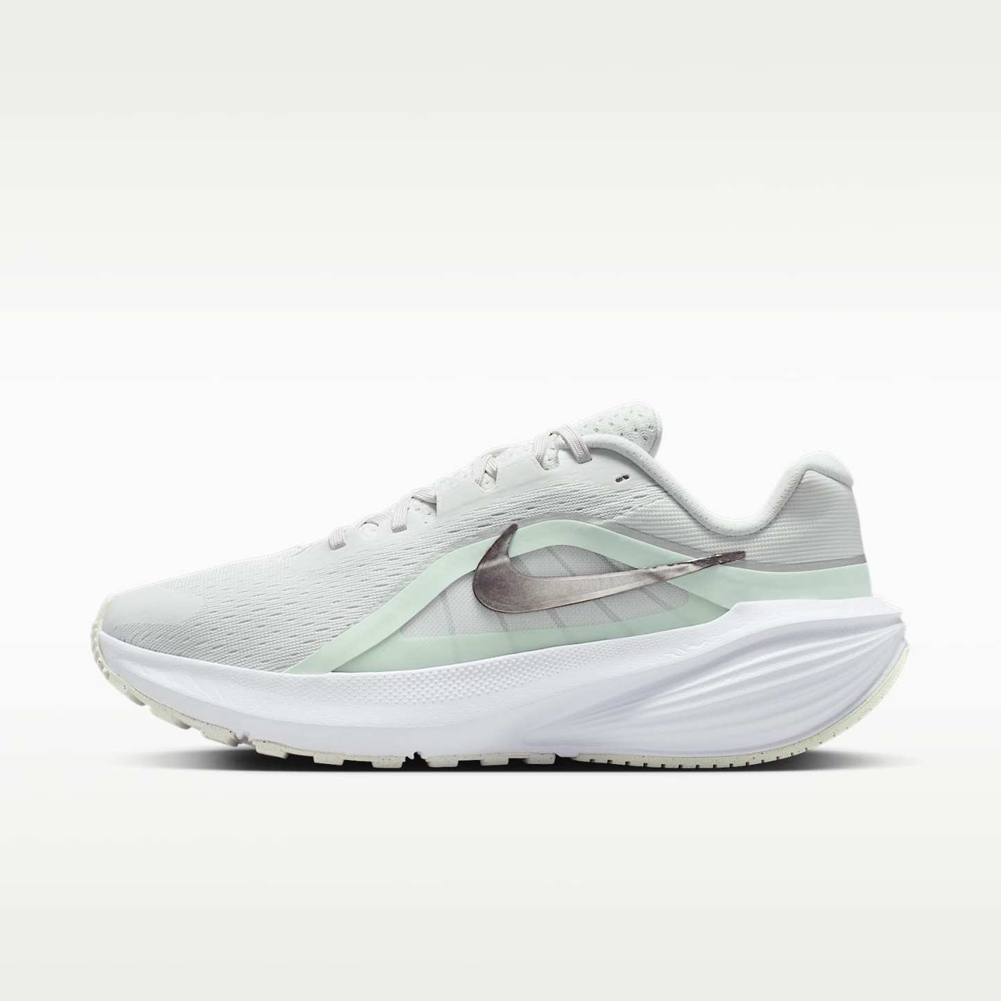 Nike Downshifter 14 Straßenlaufschuh (Damen) – Off White/Barely Green/Weiß/Metallic Silver