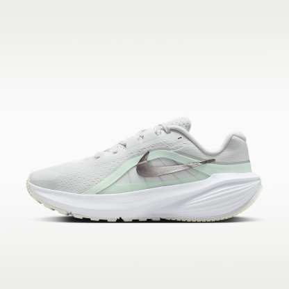 Nike Downshifter 14 Straßenlaufschuh (Damen) – Off White/Barely Green/Weiß/Metallic Silver