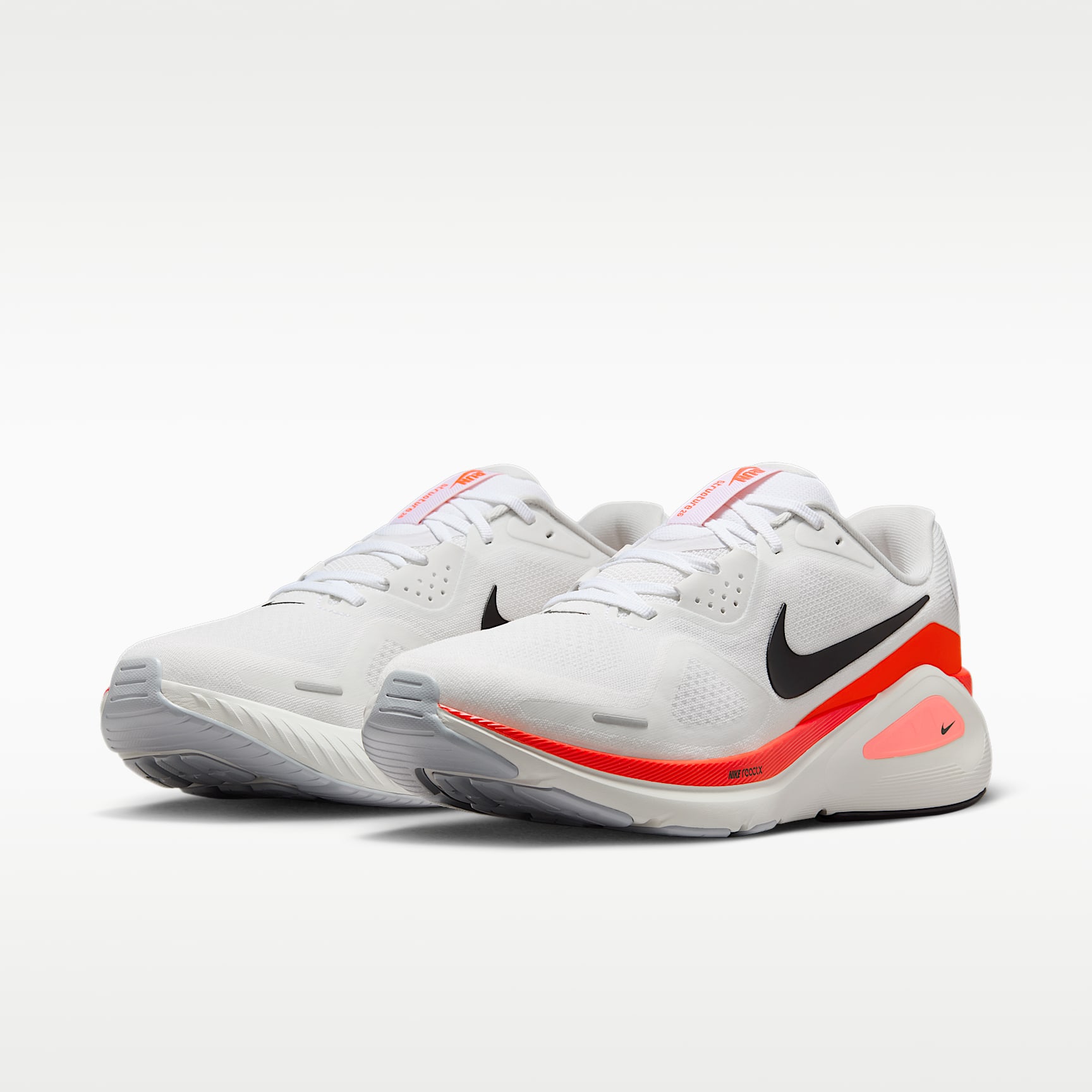 Nike Structure 26 Straßenlaufschuh (Herren) – Weiß/Bright Crimson/Photon Dust/Schwarz