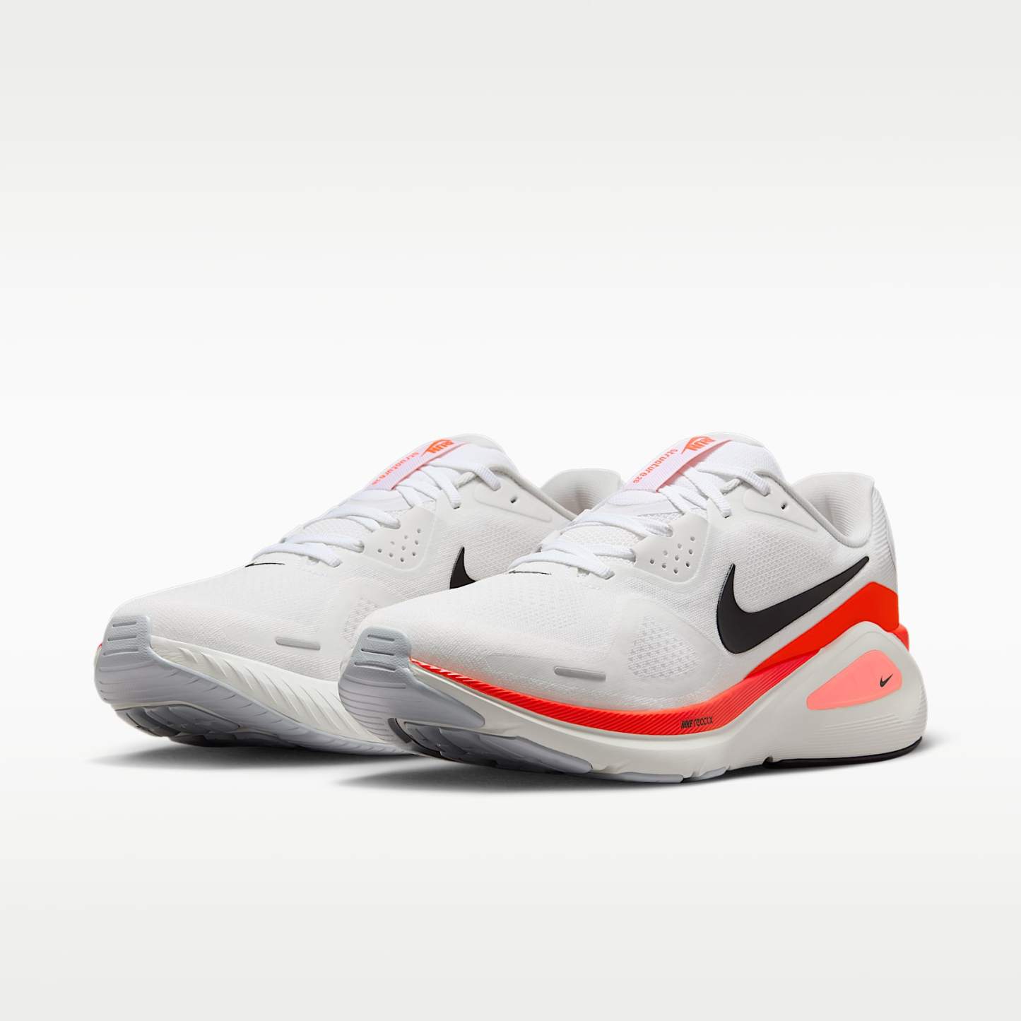 Nike Structure 26 Straßenlaufschuh (Herren) – Weiß/Bright Crimson/Photon Dust/Schwarz