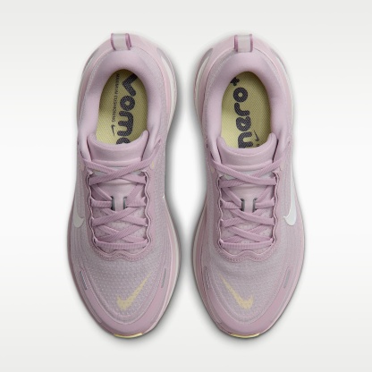 Nike Vomero Plus Straßenlaufschuh (Damen) – Particle Rose/Silver Lilac/Light Bone/Sail
