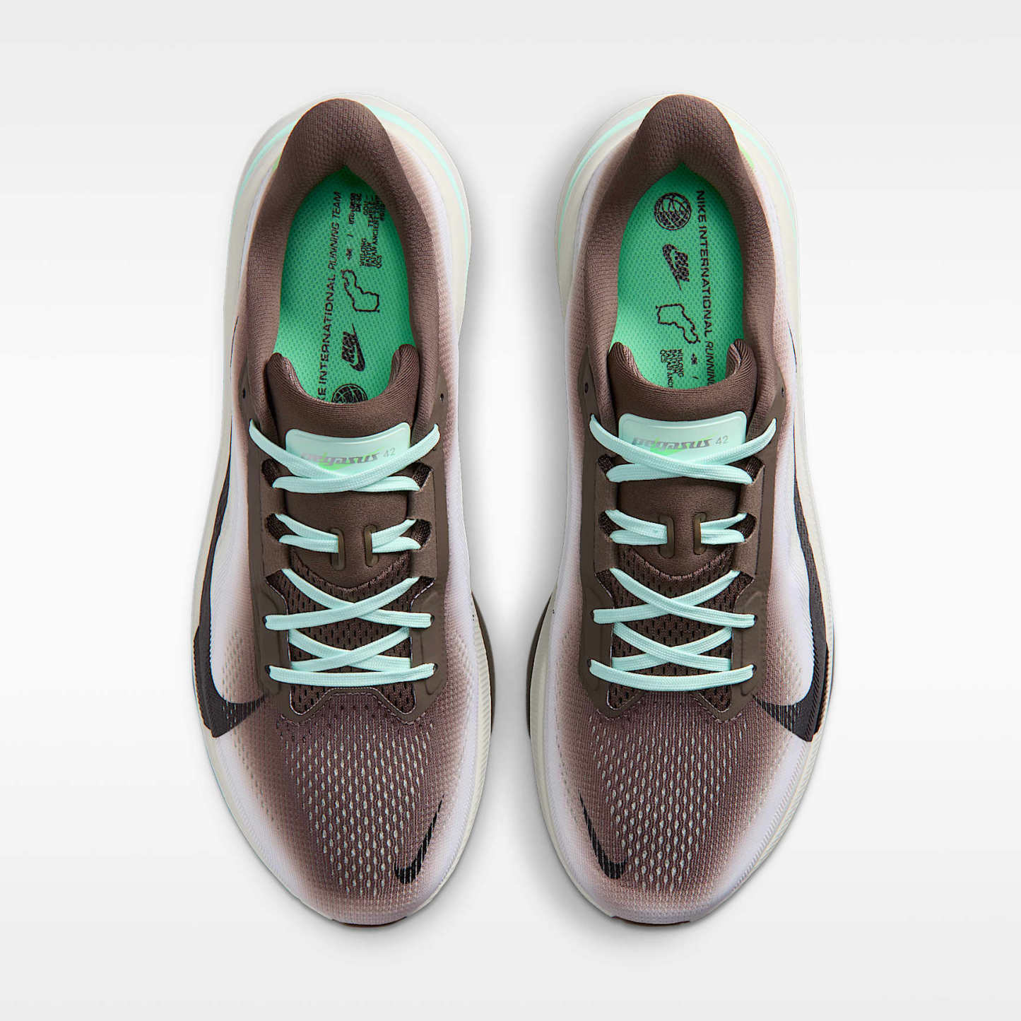 Nike Pegasus 42 Straßenlaufschuh (Herren) – Ironstone/Sea Glass/Arctic Green/Schwarz