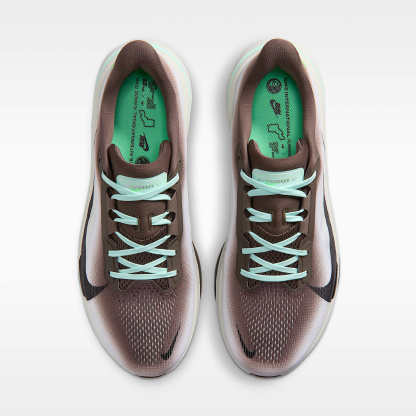 Nike Pegasus 42 Straßenlaufschuh (Herren) – Ironstone/Sea Glass/Arctic Green/Schwarz