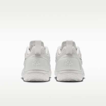 A'Two "White Label LX" A'ja Wilson Basketballschuh – Sail/Schwarz/Metallic Silver
