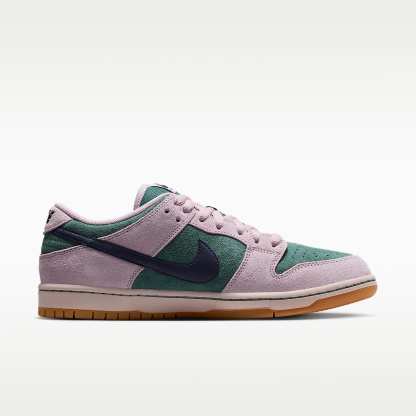 Nike SB Dunk Low Pro Skateboardschuh – Mineral Slate/Particle Rose/Silt Red/Dark Raisin