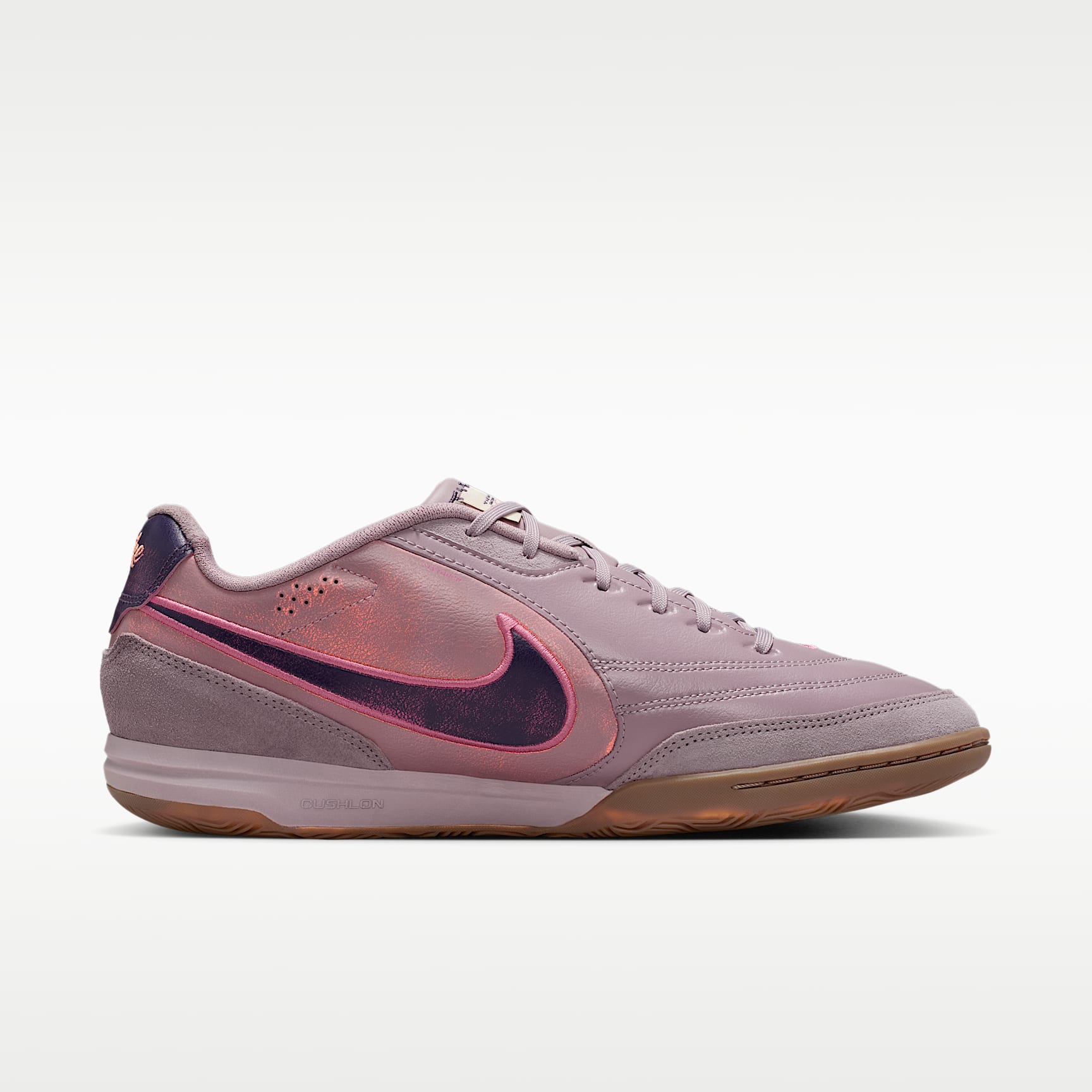 Nike Tiempo Streetgato PRM Low-Top-Fußballschuh für Hallen- und Hartplätze – Light Violet Ore/Gum Dark Brown/Peony