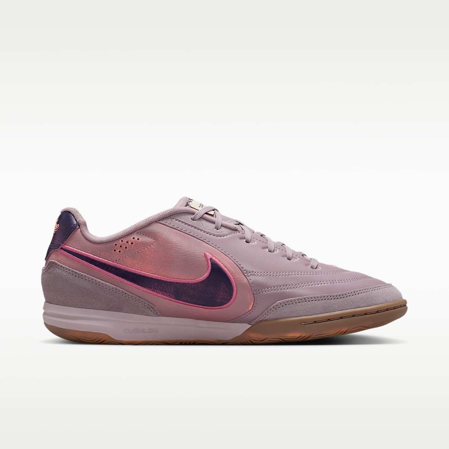 Nike Tiempo Streetgato PRM Low-Top-Fußballschuh für Hallen- und Hartplätze – Light Violet Ore/Gum Dark Brown/Peony