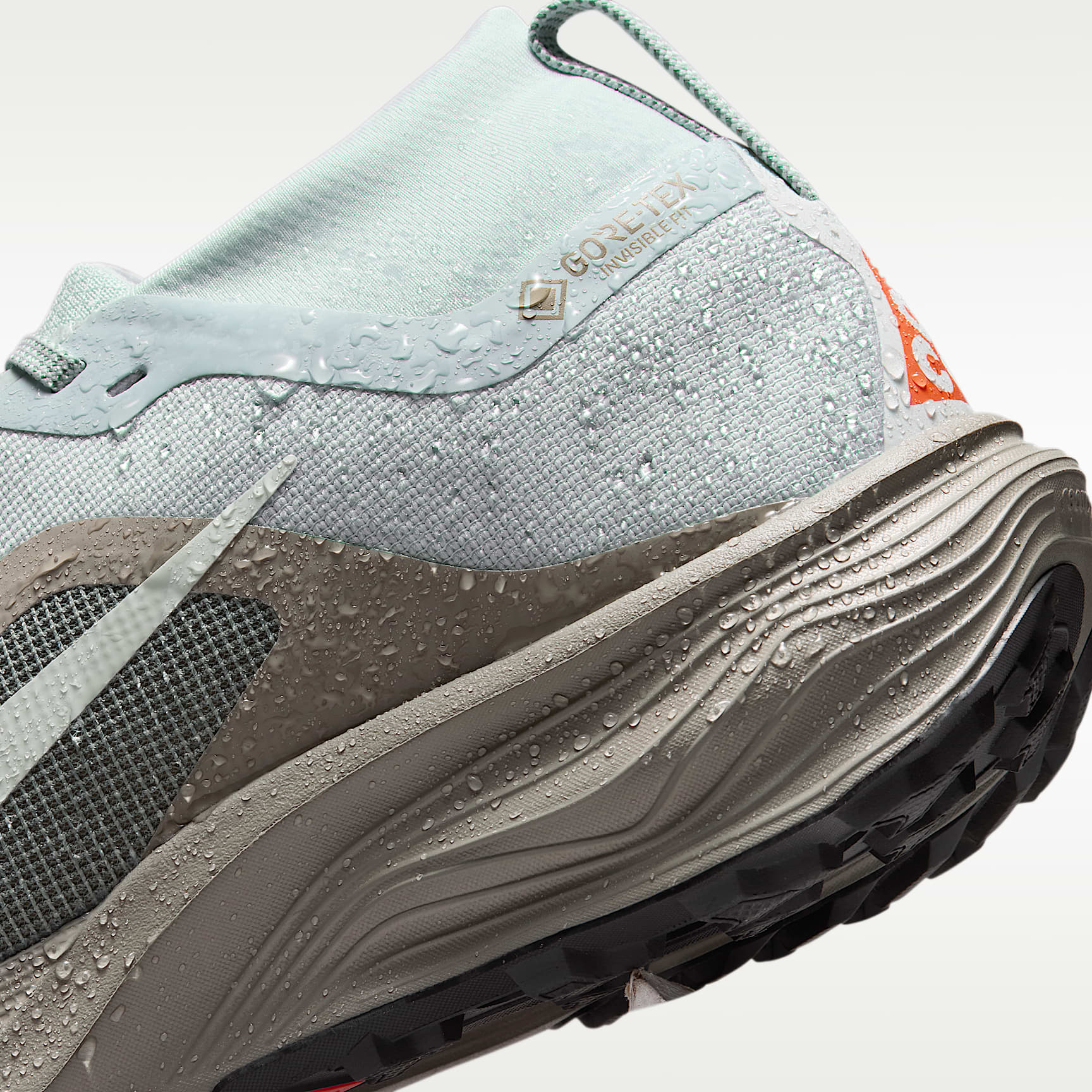 ACG Pegasus Trail GORE-TEX wasserfester Traillaufschuh (Damen) – Light Silver/Light Army/Safety Orange/Light Silver