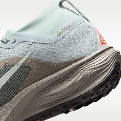 ACG Pegasus Trail GORE-TEX wasserfester Traillaufschuh (Damen) – Light Silver/Light Army/Safety Orange/Light Silver