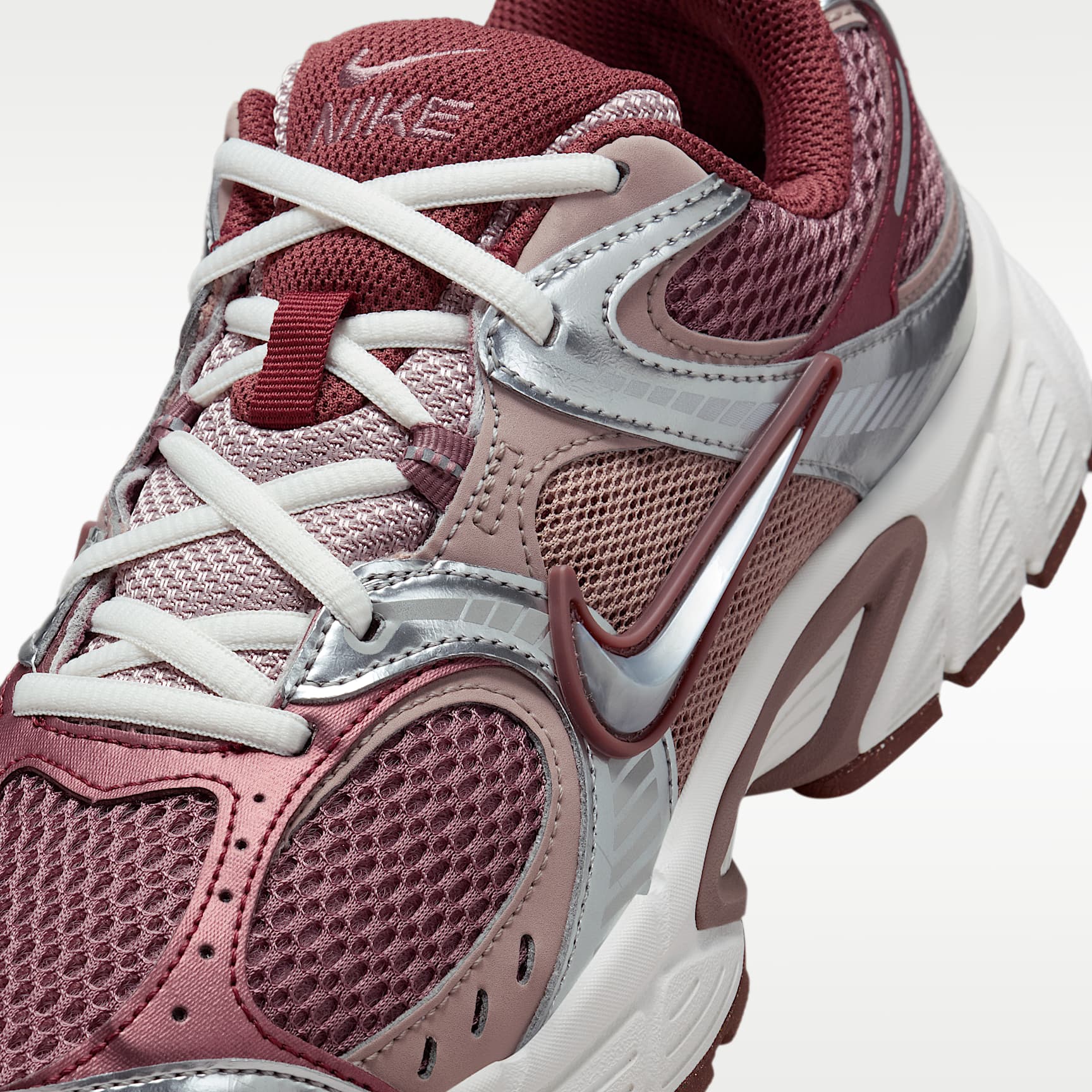 Nike V5 RNR Schuh mit reflektierenden Akzenten (Damen) – Smokey Mauve/Red Sepia/Malt/Metallic Silver