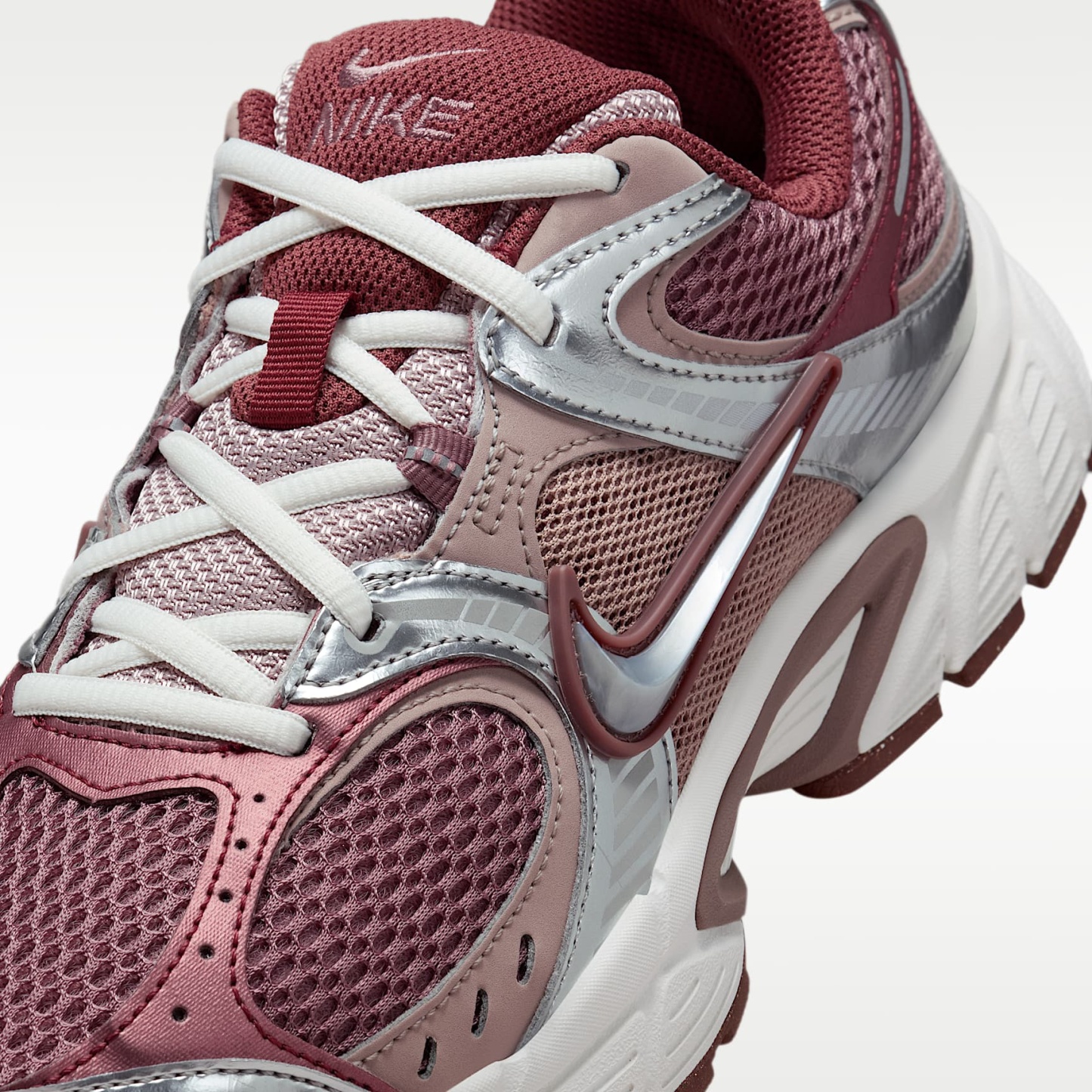 Nike V5 RNR Schuh mit reflektierenden Akzenten (Damen) – Smokey Mauve/Red Sepia/Malt/Metallic Silver